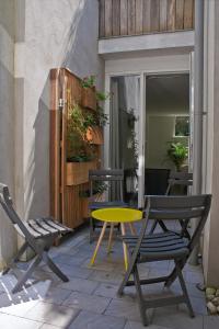 a patio with two chairs and a yellow table at B&B Central Park in Utrecht
