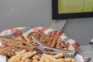 une assiette de nourriture avec fourchette dans un bol de nourriture dans l'établissement Ianos Bay, à Leucade