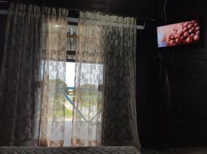 Μια τηλεόραση ή/και κέντρο ψυχαγωγίας στο Cabana rústica a 900m da Praia da Ribanceira