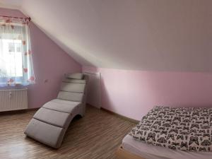 una camera con letto e sedia di Ferienwohnung bei Fredy a Langenargen