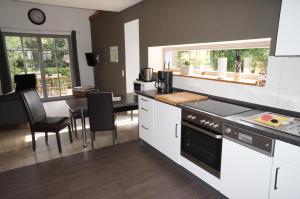 Kuchyň nebo kuchyňský kout v ubytování BluGarden Ferienapartments im Spreewald + 21 fotografií
