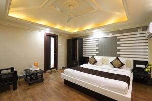 Un dormitorio con una cama grande en una habitación. en Hotel Loyal Residency, en Jamnagar