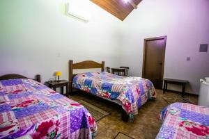 pokój z 2 łóżkami w pokoju w obiekcie Vale dos Eucaliptos w mieście Piedade