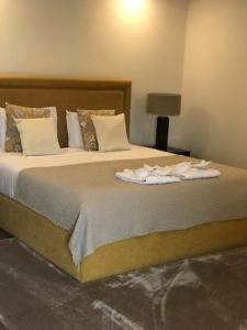 een slaapkamer met een bed met handdoeken erop bij Casa d'Amares in Amares