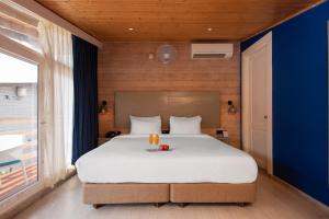 En eller flere senge i et værelse på Living Room Beach Resort