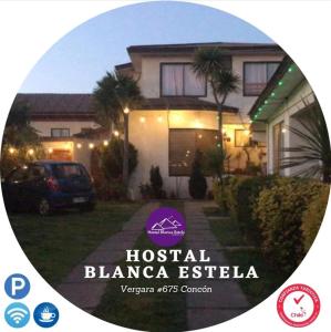 康康Hostal Blanca Estela的一栋房子，上面挂着“布兰卡埃斯特拉医院”的牌子