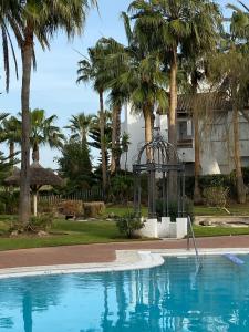 Bazén v ubytovaní APARTAMENTO PLAYA DEL INFANTE-GOLF Costa Ballena alebo v jeho blízkosti