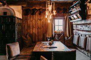 jadalnia ze stołem i oknem w obiekcie Wurzelhütte w mieście Sankt Margarethen im Lungau