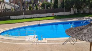 Bazén v ubytování Acogedor apartamento 2ª Línea playa nebo v jeho okolí