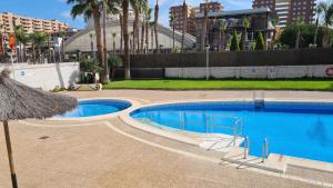 Bazén v ubytování Acogedor apartamento 2ª Línea playa nebo v jeho okolí