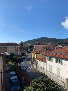 Fiumaretta di AmegliaAppartamento 8的享有城镇街道的景色,拥有建筑