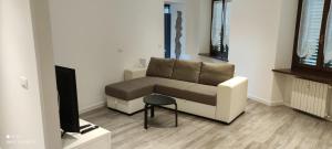 ein Wohnzimmer mit einem Sofa und einem TV in der Unterkunft Casa vacanza Sant O,rsola in Bergamo