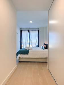 Schlafzimmer mit einem Bett und einem Spiegel in der Unterkunft Los Flamencos Vista Playa - 6209 in Playa Paraiso