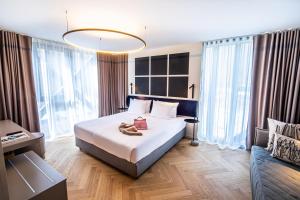 リュブリャナにあるHotel Čadのベッドとソファ付きのホテルルーム