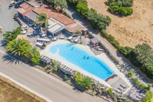 uma vista aérea de um resort com uma piscina em Camping maeva Escapades Le Colomba em Olmeto