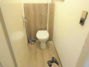 Baño pequeño con aseo en una cabina en Bauernhof Obersulm-Eschenau Schwäb.Toskana, en Obersulm 1 foto más