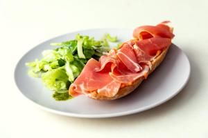 Jídlo v hostelu nebo okolí