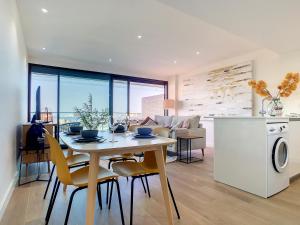 A kitchen or kitchenette at Los Flamencos Vista Playa - 6109
