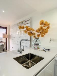 A kitchen or kitchenette at Los Flamencos Vista Playa - 6109
