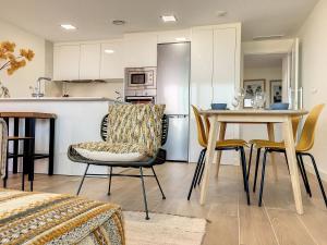 A kitchen or kitchenette at Los Flamencos Vista Playa - 6109