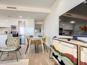 A kitchen or kitchenette at Los Flamencos Vista Playa - 6109