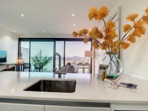 A kitchen or kitchenette at Los Flamencos Vista Playa - 6109
