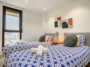 A bed or beds in a room at Los Flamencos Vista Playa - 6109