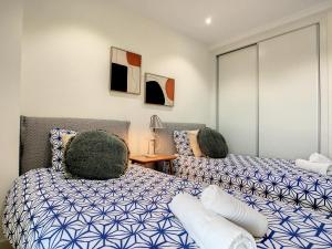 A bed or beds in a room at Los Flamencos Vista Playa - 6109