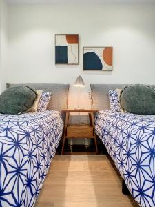 A bed or beds in a room at Los Flamencos Vista Playa - 6109