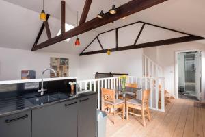 - une cuisine et une salle à manger avec une table et des chaises dans l'établissement The Cider House, à Sutton