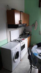 Η κουζίνα ή μικρή κουζίνα στο Appartamenti Don Guglie'