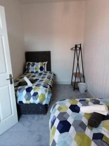1 Schlafzimmer mit 2 Betten und einem Dreibettzimmer in der Unterkunft 7 beds sleeps 9 2 miles (7 mins) from Newcastle centre in Low Team