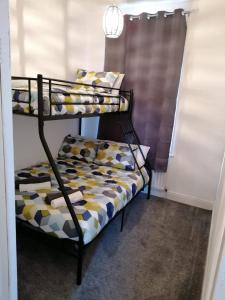 ein Etagenbett in einem Zimmer mit einem Etagenbett in der Unterkunft 7 beds sleeps 9 2 miles (7 mins) from Newcastle centre in Low Team