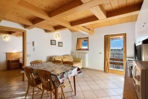 - une cuisine et une salle à manger avec une table et des chaises dans l'établissement Appartamento Cima Fopel, à Livigno