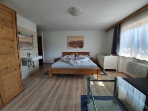 ein Schlafzimmer mit einem Bett und einem Waschbecken darin in der Unterkunft Ferienwohnung Stillerhof in Innsbruck