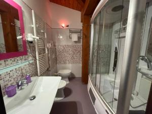 bagno con lavandino, doccia e servizi igienici di Il Belvedere Guest House a Scalea