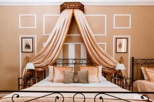 A bed or beds in a room at La Foresteria di Palazzo Picedi Benettini