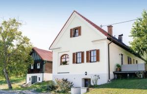 a white house with a red roof at Ferienapartments Meixner in Eisenberg an der Pinka