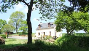 une maison blanche avec un toit en gambrel dans l'établissement WILLOW, à Langoëlan