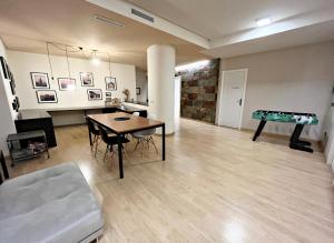una sala de estar con mesa de ping pong. en Habitaciones con encanto junto al Mercado Central, en Valencia