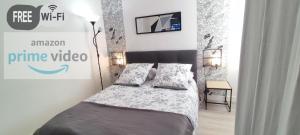 1 dormitorio con 1 cama y un cartel en la pared en T4 Massy TGV by Beds4Wanderlust - 80m2 avec Terrasse et bureau - proche coulée verte - idéal Pro ou Famille, en Massy