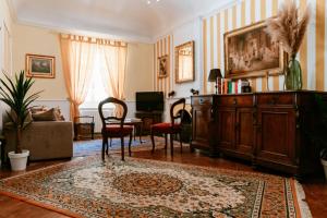 A seating area at La Foresteria di Palazzo Picedi Benettini