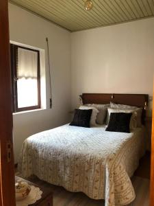 アロウカにあるCasa do Volfrâmioのベッドルーム1室(白い掛け布団、窓付)
