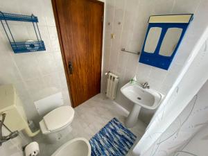 a bathroom with a toilet and a sink at Encosta do Sol in Canas de Senhorim