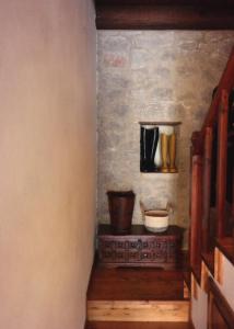 einen Flur mit ein paar Vasen an der Wand in der Unterkunft Petradi Residence @ Agoriani-Parnassus in Eptalofos