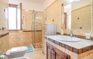 クストナーチにあるStella Marinaのバスルーム(トイレ、洗面台、シャワー付)