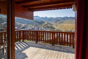 a balcony with a view of the mountains at Bouquetin Appartements VTI in Val Thorens