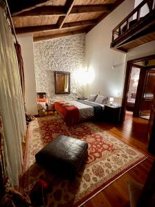 1 dormitorio con 1 cama y 1 alfombra en una habitación en Petradi Residence @ Agoriani-Parnassus en Eptálofos