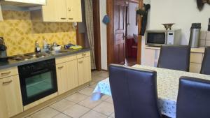 Kuchyň nebo kuchyňský kout v ubytování Ferienwohnung Attiswil