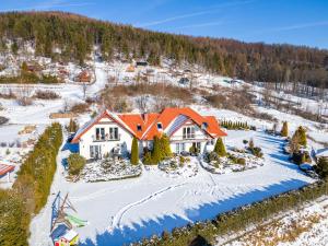 een luchtzicht op een huis in de sneeuw bij Apartamenty 73 in Ustrzyki Dolne